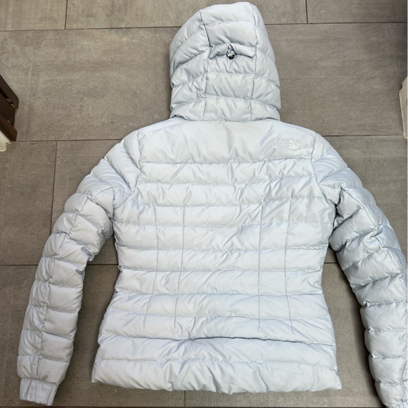 Like new! Women's Light Gray Puffer Jacket by The North Face - warm & stylish! - Picture 13 of 16
